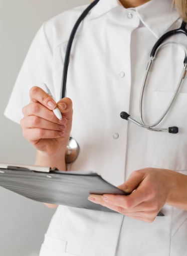 Врач держит планшет и ручку